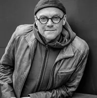 Koret ledes af Clara Poulsen. Clara er en enestående dynamisk korleder, der hjælper alle korets sangere til at få kroppen med og forstå dynamikken bag at synge.  Clara haren  bred erfaring med sang og korledelse. Hun har været syngende tjener i Teaterkælderen, arbejdet som musiklærer i Folkeskolen. Undervist på musikskole og været dirigent for Det danske Spirekor. Nu studerer hun på Konservatoriet oi Københan og er derudover korleder for ARKen.